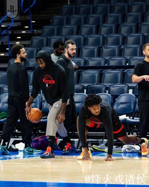 全神贯注!火箭官媒晒众球员赛前训练照:是时候动真格了 全神贯注!火箭官媒晒众球员赛前训练照:是时候动真格了